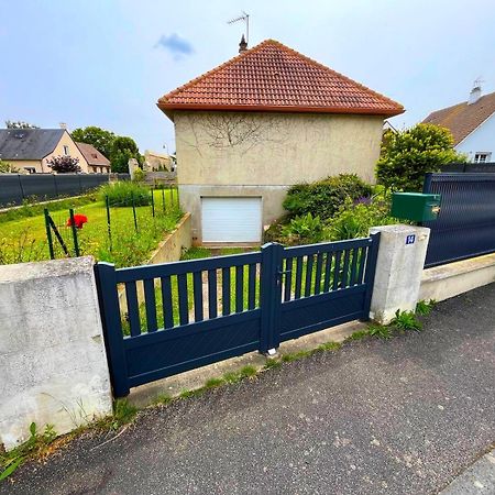 A 12 Min A Pied De La Plage Et 5 Min Du Centre De Luc-Sur-Mer Esterno foto